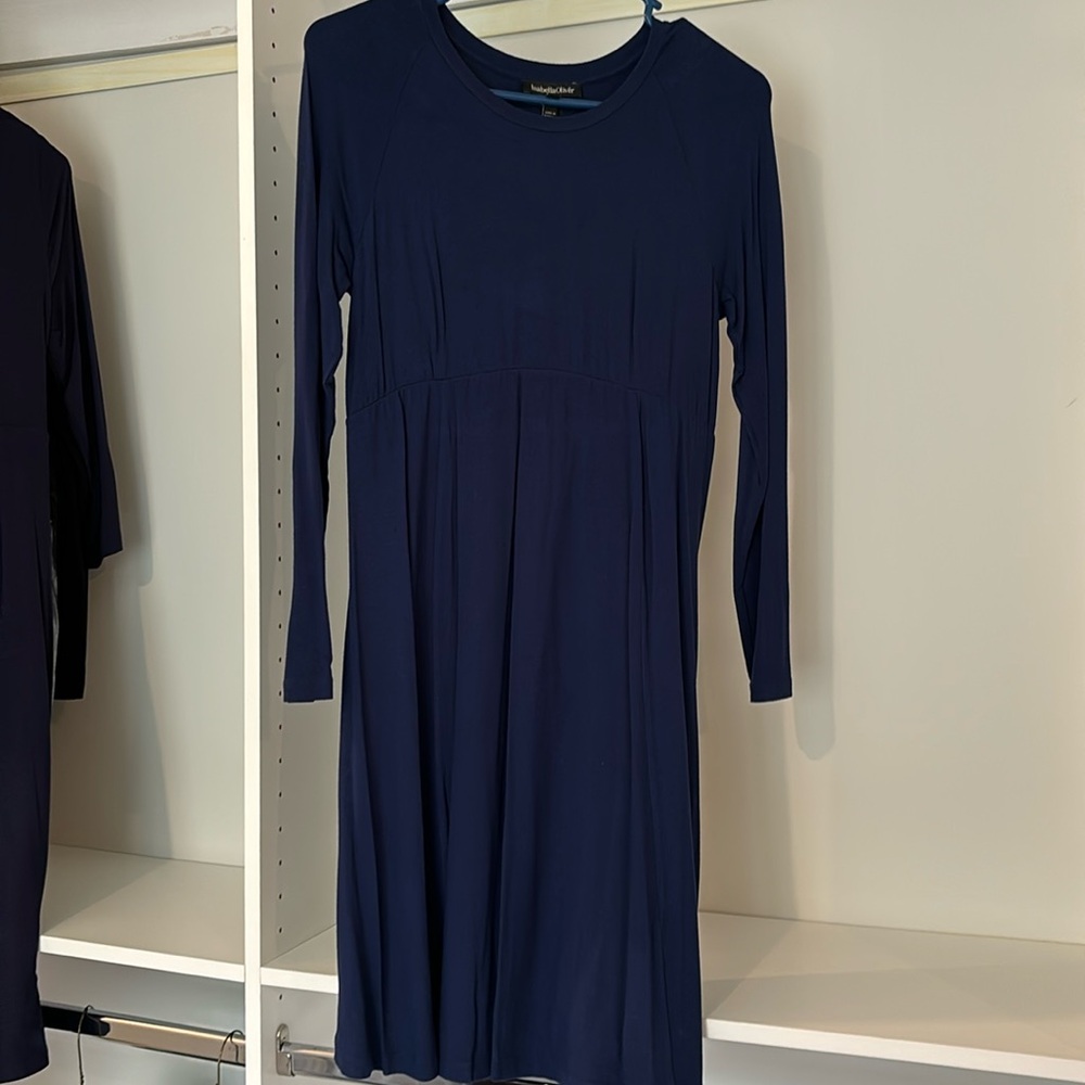 This Isabella Oliver maternity dress is a size 2 which is size 6 US.